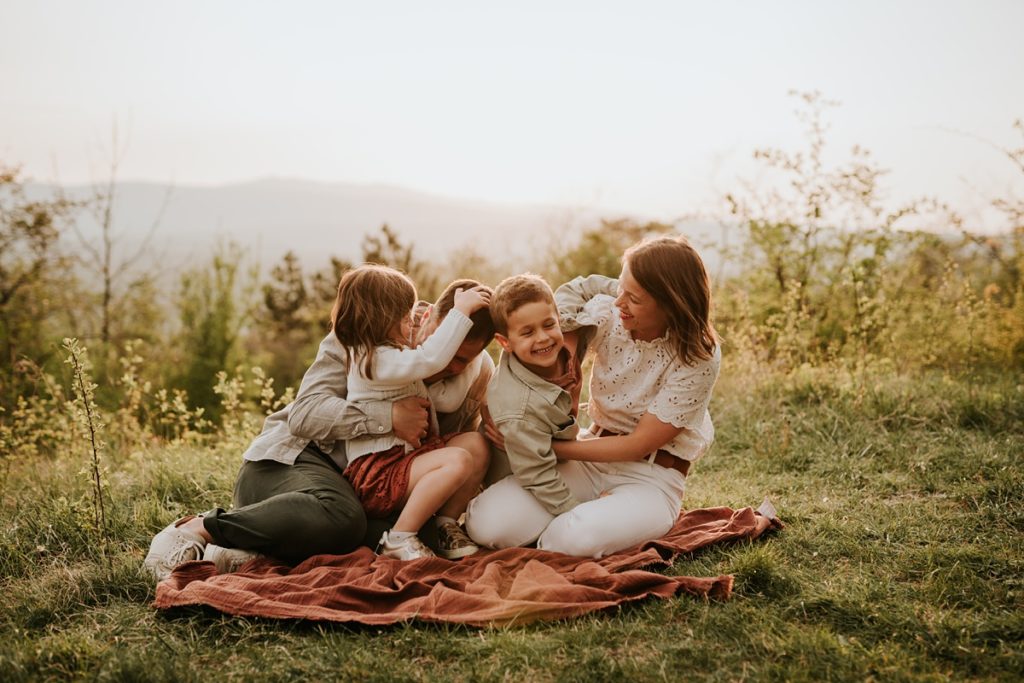 Séance photo en famille au coucher du soleil en Alsace